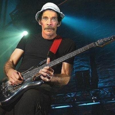 MÚSICO Y GUITARRISTA ACADÉMICO...ME GUSTA EL CINE DE CALIDAD, LOS BUENOS LIBROS, Y RESPETO A TODOS LOS SERES HUMANOS DEL PLANETA...CREYENTE CRISTIANO CATÓLICO.!