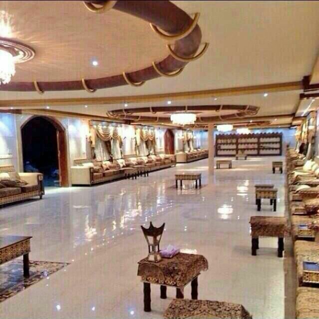 ‏قولي لهم ياعزوتي... ماعابنا موت النخيل.......الي يوافيها الأجل وتموت ....لكن واقفه...!
