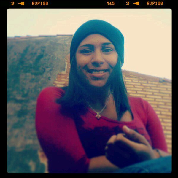 Cada sonrisa tiene una historia y cada lágrima tiene un recuerdo :')