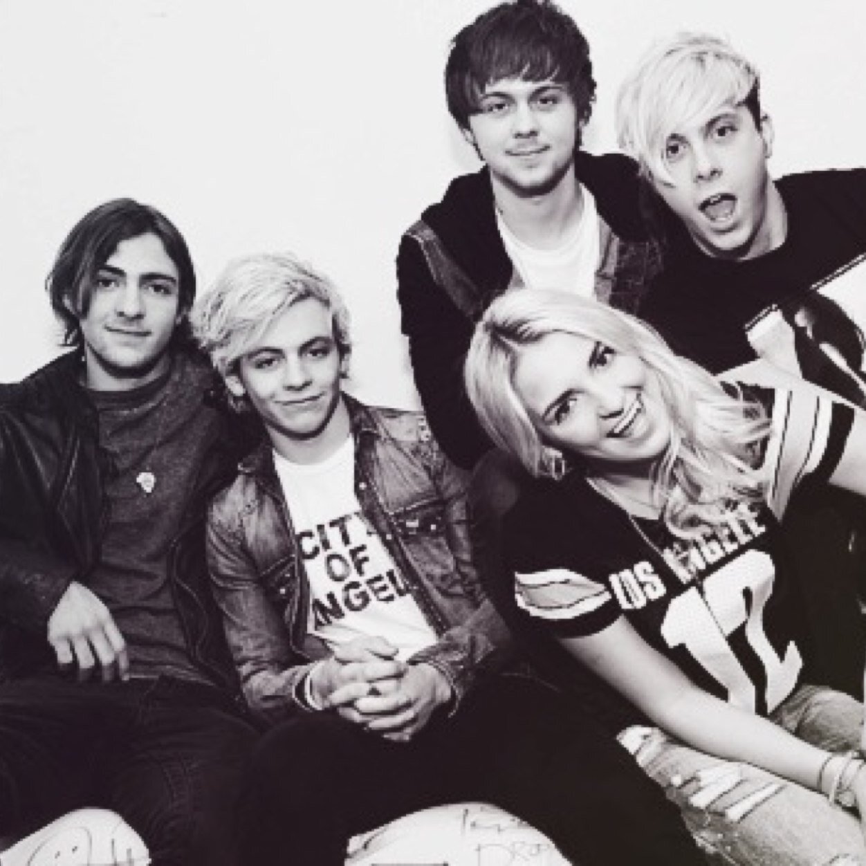 A twitter dedicated to R5 ♥ Follow our instagram account r5ernationx. -Kennie & Syd