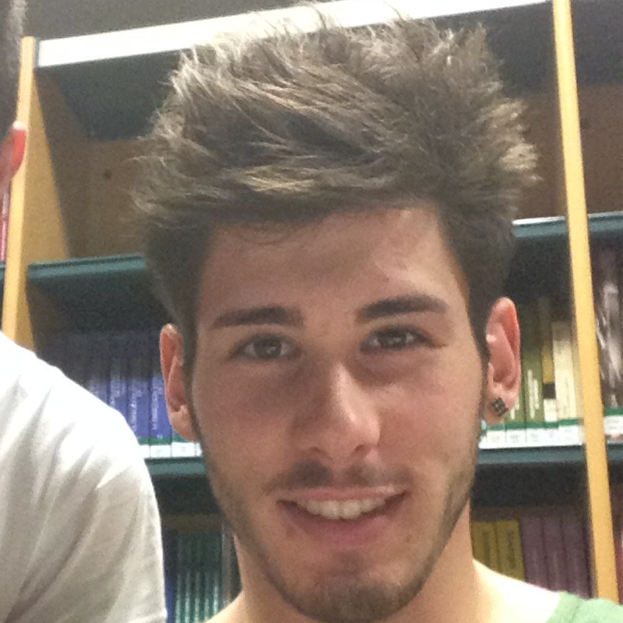 Exjugador del Real Racing Club y Bansander C.F. Actualmente jugador del Ribamontán al mar.