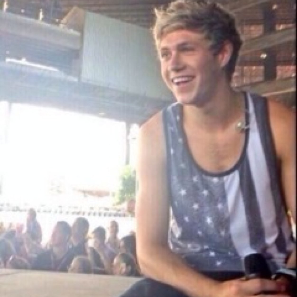 I just fucking love Niall Horan and his fingers.