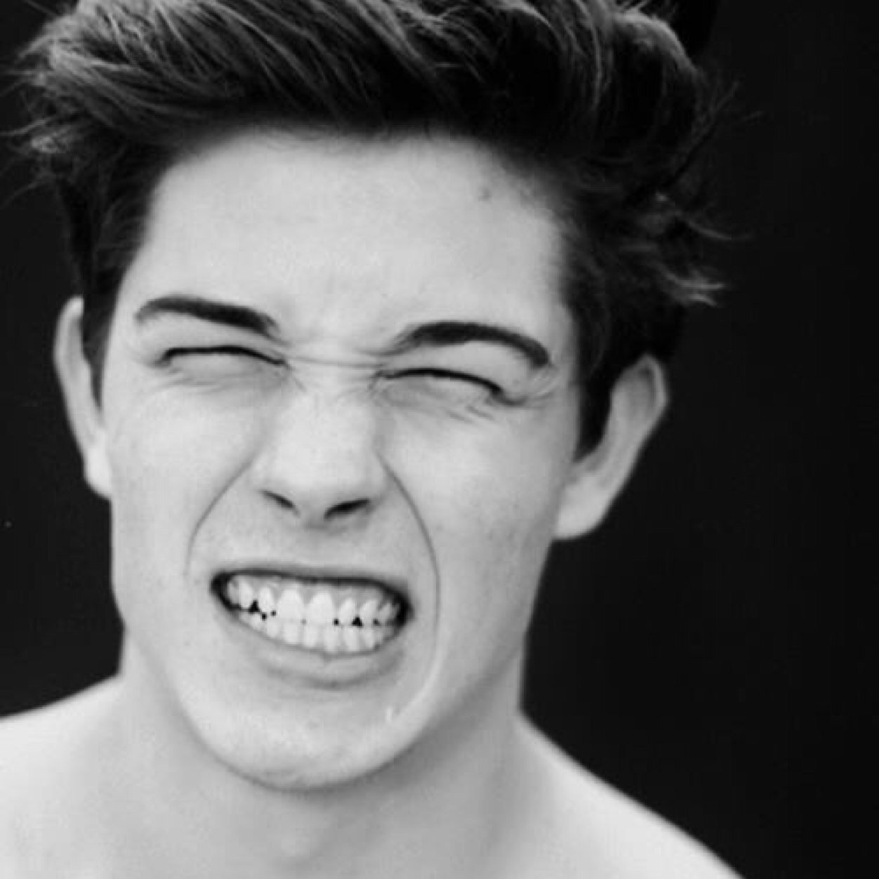 25. Hermanito de @_Johanna_RL. Sexy. Chico malo. Adorable a veces. Trata de no enamorarte de mi, dificil, lo se.