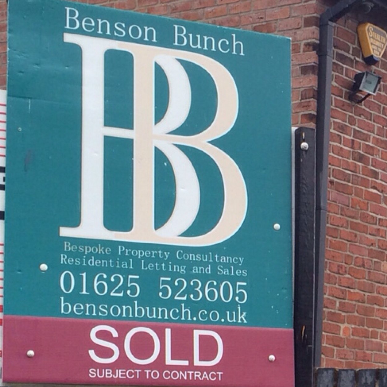 A bespoke Cheshire estate agency with offices in Hale and Wilmslow. Sales, lettings, property management, land and new homes. 0161 9298546 / 01625 523605.