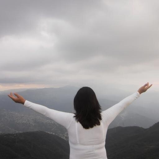 Creo en Dios nuestro señor! Amo la Justicia, la Paz, la Democracia, el respeto por los demás,la naturaleza, los animales. Amo a Venezuela!!