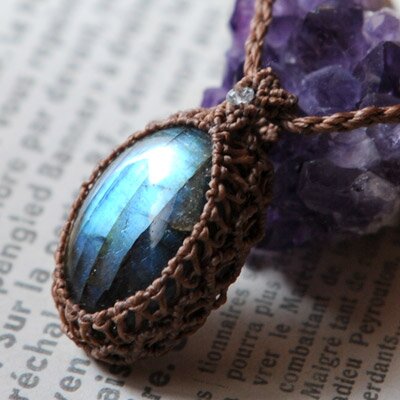 ご覧頂き、ありがとうございます!
iteca STONES(イテカ ストーンズ)は、女性に手に取って頂きやすいマクラメアクセサリーを目指して、厳選した天然石を、少しずつじっくり時間をかけて編み上げています…☆
ネックレス・ブレスレット・リングなど、お気に入りの一品を見つけて下さいね(*^-^*)