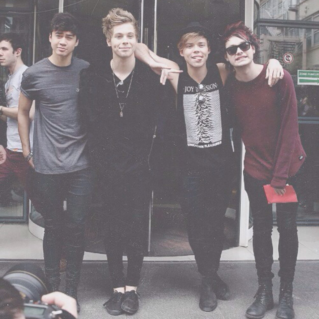 ☹ 0/4 ☹ | ☼ 5sos is my only sunshine ☼ | ⠀⠀ ☆ i'm probably in my bed rn ☆