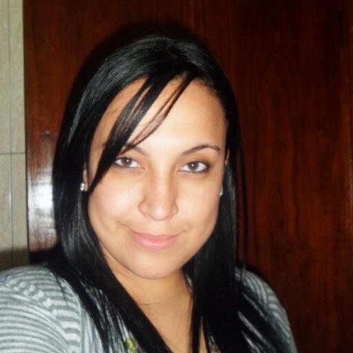 Dramática, irritante, carente, louca, irônica, desligada, chata e muito ciumenta. Prazer, eu.