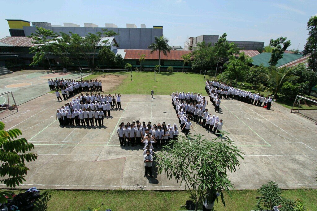 SMA Negeri 4 Pontianak, Kalbar. 
Jl. Dr.Wahidin Sudirohusodo Telp. (0561) 762943
Favorite school for All Student.