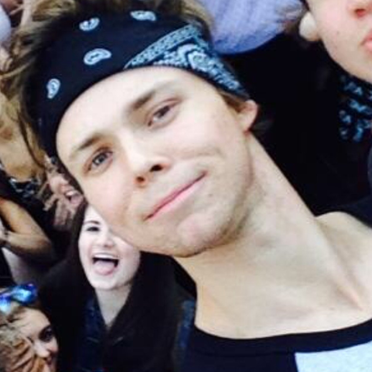 cryingforcalumx's profile picture. i only use this account to stalk band members so