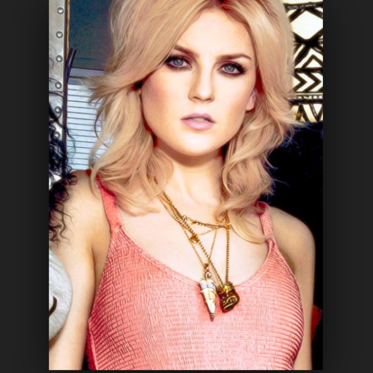 Sex bomb, that's me! | party girl | adores music | works at the music store | heartbreaker | single