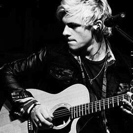 Hey I'm Ross| Horney as fuck| BFF: @DoveCookieFaux| RP/FL Taken