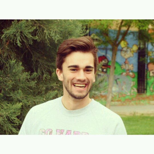 Universitario se podria decir. No intentes entenderne, soy un koala.