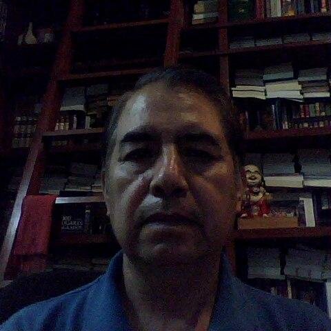 Naci en el Estado de Morelos, estudie medicina en la UNAM, hice actividades directivas en la salud durante 20 años, tengo postgrado en medicina, diplo. Cal. Tot