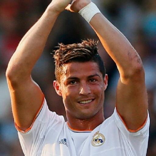 29.Me llamo Cristiano Ronaldo.Portugués.Futbolista en el Real Madrid.Simpático y divertido con quien se lo merece.En un sueño junto a Irina Shayk ^^
