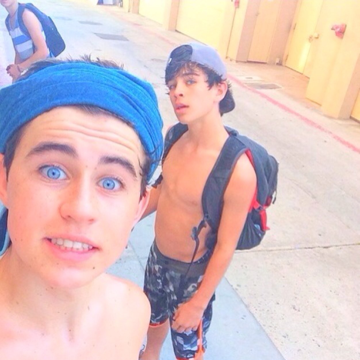 ✨Heres a free follow! Please follow @hayesxdallas ✨