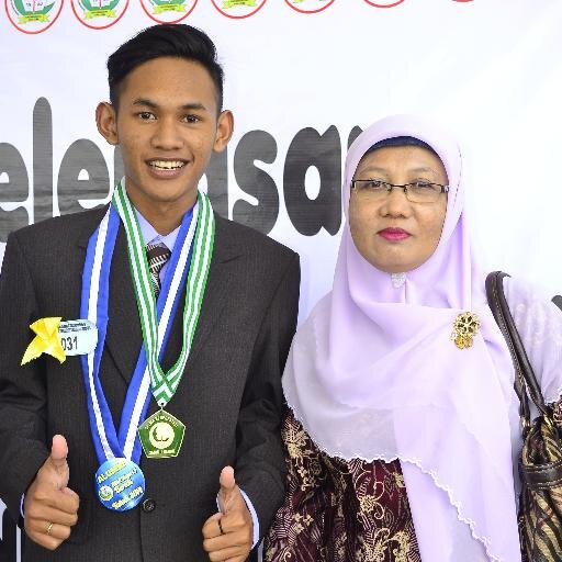 Riza_borneo96's profile picture. Pelangi dan Matahari :)