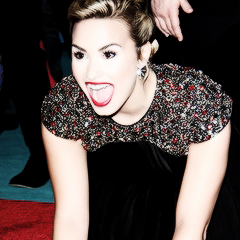 ''I will be rising from the ground 
like a skyscraper ''
@ddlovato è la perfezione.