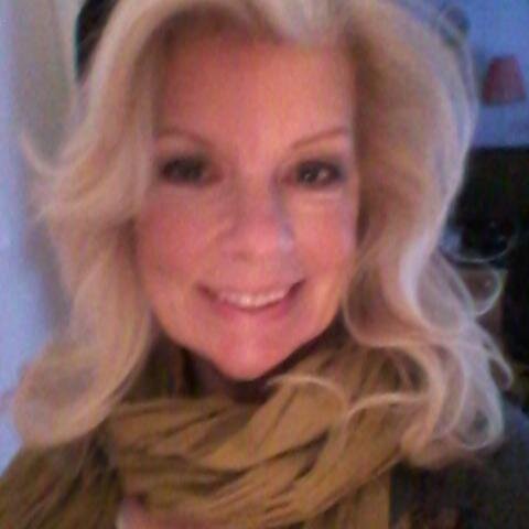 MarieNilsson22's profile picture. Smyckesdesigner. E-butik med vackra halsband med infogat förstoringsglas och speglar, glittriga smycken, t-shirts m.m.   Välkommen!