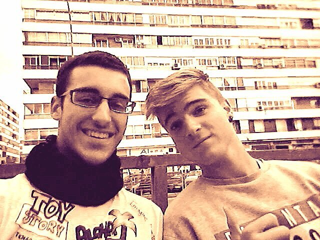 juanillo_conde's profile picture. Nunca os ha pasado que mientras cagais os sale un hilito de sangre de color negro/rojo y os dan ganas de comeroslo? A mi tampoco , era por sacar tema.