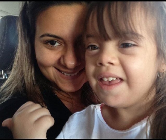 Sou mãe,mulher,amiga e companheira,acima de tudo muito feliz..E agradecida a DEUS pela minha pequena Júllya,pois é a razão do meu levantar tdos os dias