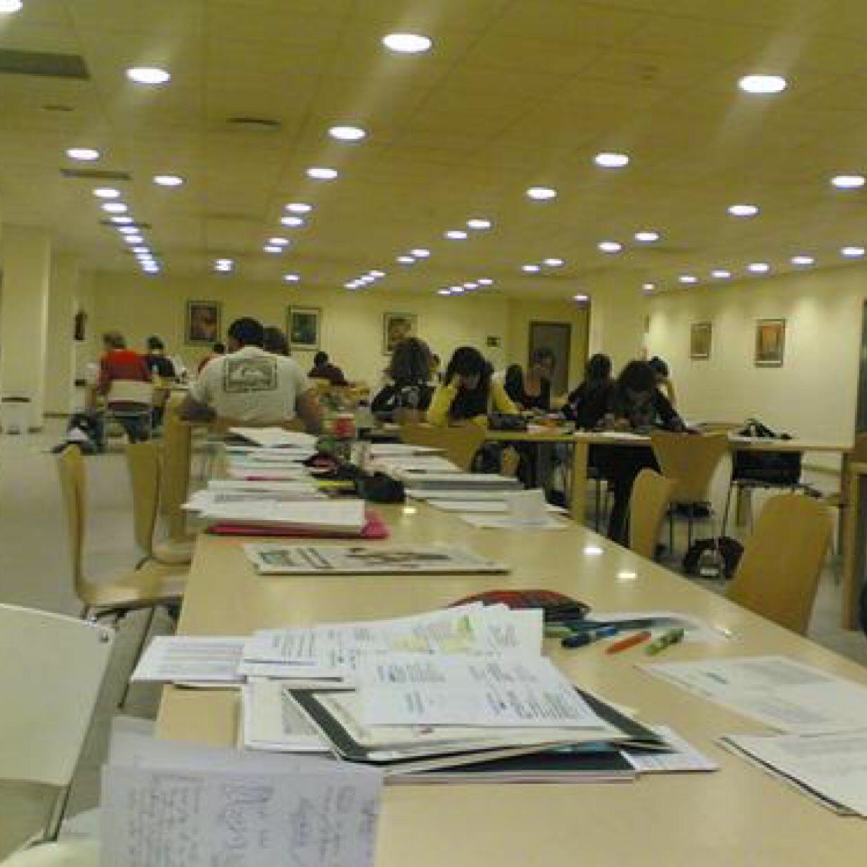 Entérate de todos los cotilleos de Carril del Conde, nuestra amada biblioteca. ¡Mándanos tu anónimo por privado!
