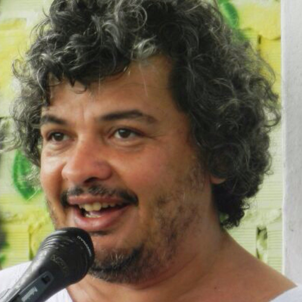 Professor de Artes do Estado e do Município/Petista/Flamenguista/Filho de Oxóssi e Oxum/Pai de Luiz Felipe/Militante cultural/Candomblé.