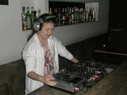 OLA GALERA MEU NOME É FLAVIA
MORO EM SAO PAULO 
SOU DJ PROFISSIONAL HA 7 ANOS E SOU BATERISTA HA 5 ANOS