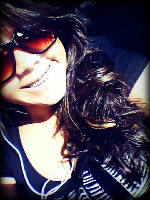 Boba,chata, feliz, espertona,alegre,amoroza, linda, fofinha, metida haha brink's eee gosta de fazer novas amizades..... Prazer eu :D Gaabi