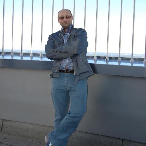 Commerciale e Responsabile Logistico della ditta Giovanni Grasso srl, appasionato di letteratura, scienza e musica Rock.