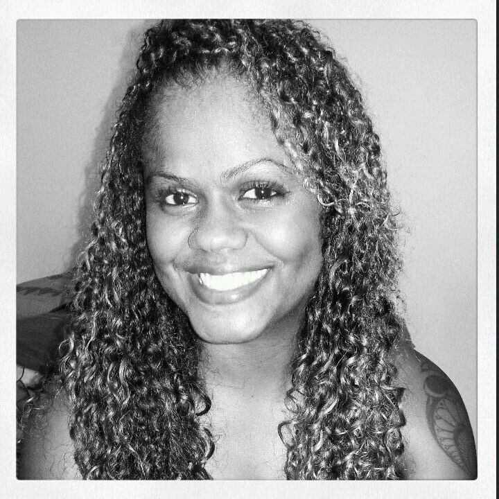 Mulher firme, Negra, Mãe, Jornalista por formação, Graduada em Direito e preparada para as Promessas de Deus.