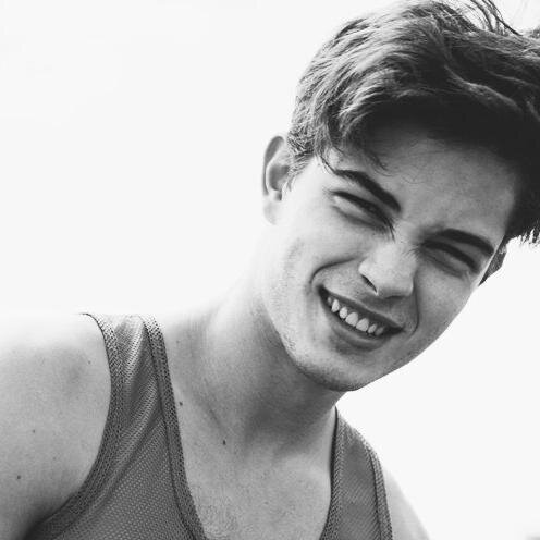Follow @sarawellinger because this is a free follow from her :) ly ♡
