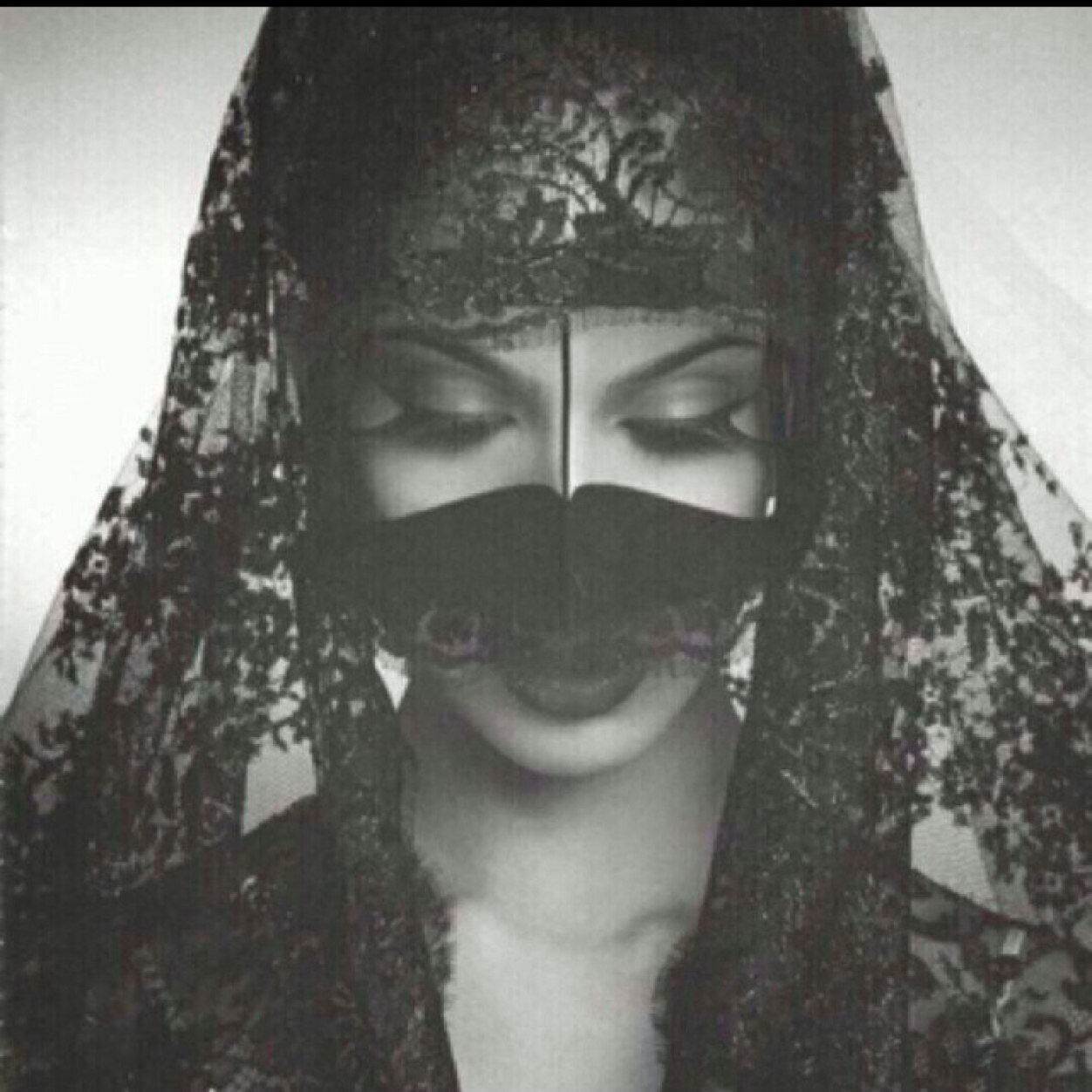 لــسـت مـــغروره لــــكنني أثــــق دائــما بــــأنـــي لا اتـــعوض الفتاه الأجمل هي من تصد عن ألف رجل لأجل شيب رجل تعب في تربيتها