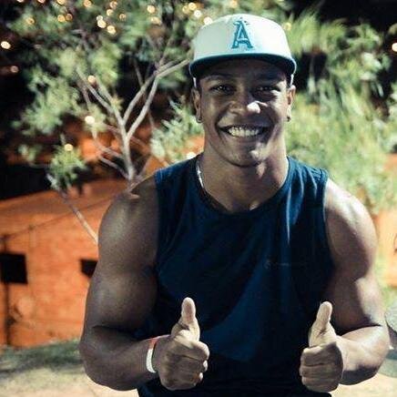 Somos jovens, belos,bêbados e Karetas
Sempre em bandos e as vezes em dois
Curtindo grandes amores,chapados, pirados
a procura de um futuro que não chega.
