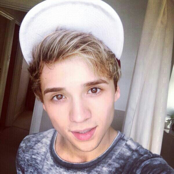 ElyarFoxFacts's profile picture. British #FOXER♥ Don't touch @ElyarFox because he is MINE♥♡♥♡ My BFF @TheRealElyarFox ♡