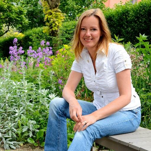 Modeste Herwig is groenauteur, tuinfotografe, specialiste in beplantingen. Zij heeft 36 tuinboeken gemaakt, werkt voor tuinmagazines en geeft workshops.