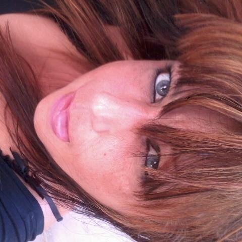 morena clara, cabelos  pretos, olhos claros, estatura mediana, simpatica, paciente e romantica