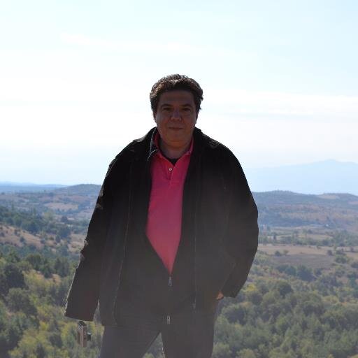 Προσπαθώ να είμαι ευγενής, προσπαθώ να αποφεύγω τους δήθεν, τους ανόητους, τους σοβαροφανείς και τους ατάλαντους. Προσπαθώ...