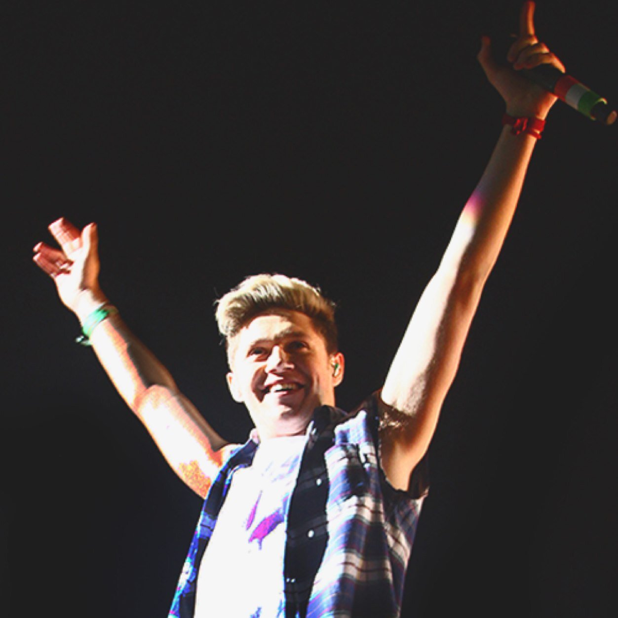 Im obsessed with a stupid boyband named One Direction ~ 8/4/14 Niall James Horan winked at me