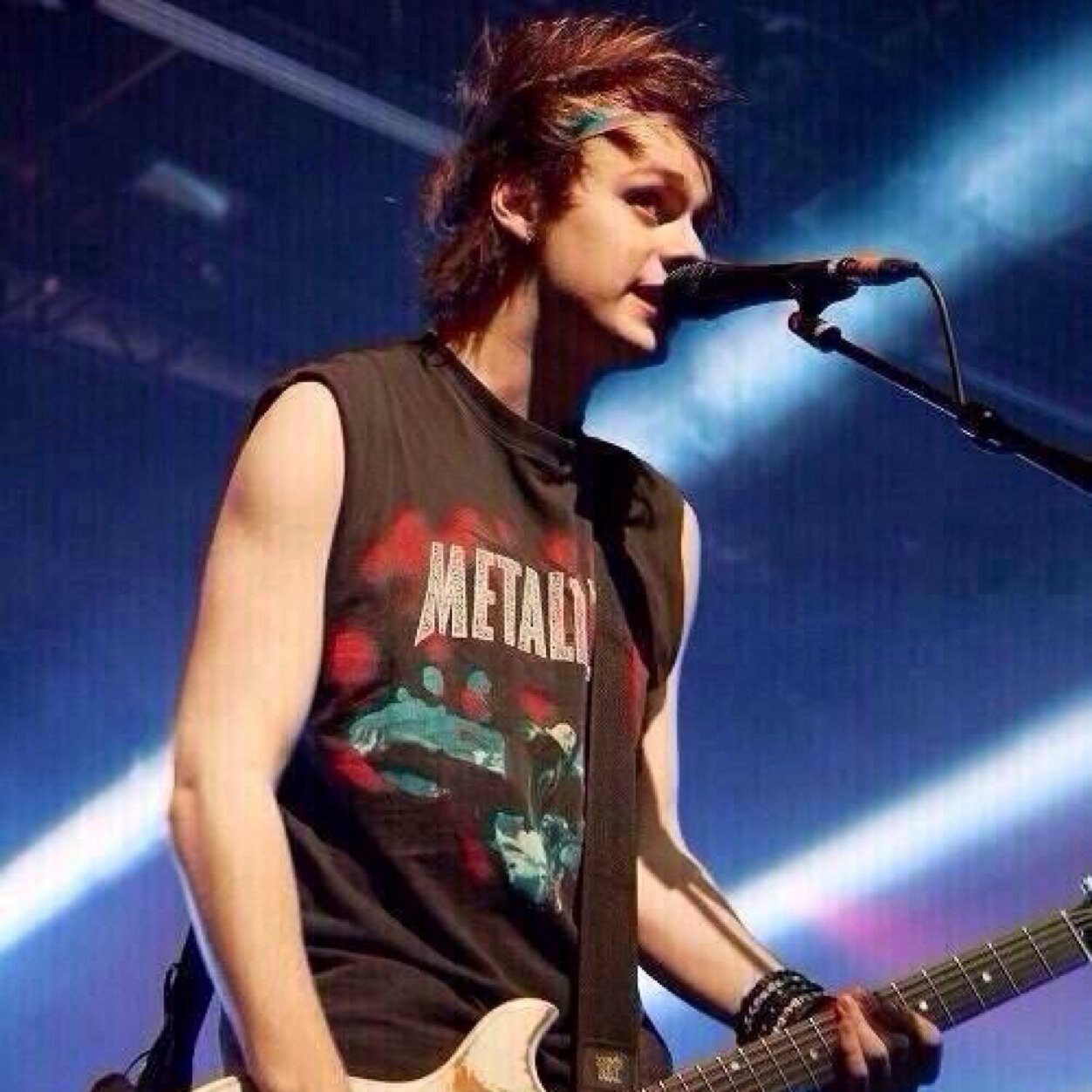 Hey, I'm helping my friend @a_frayyyy get more followers so please go follow her there! Thank you xx