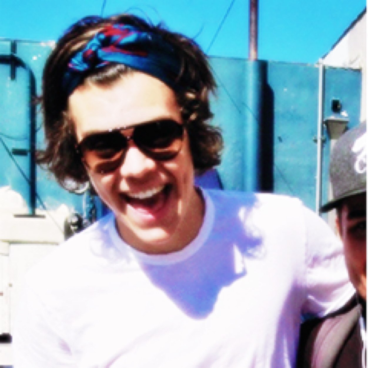 please follow @95hes
