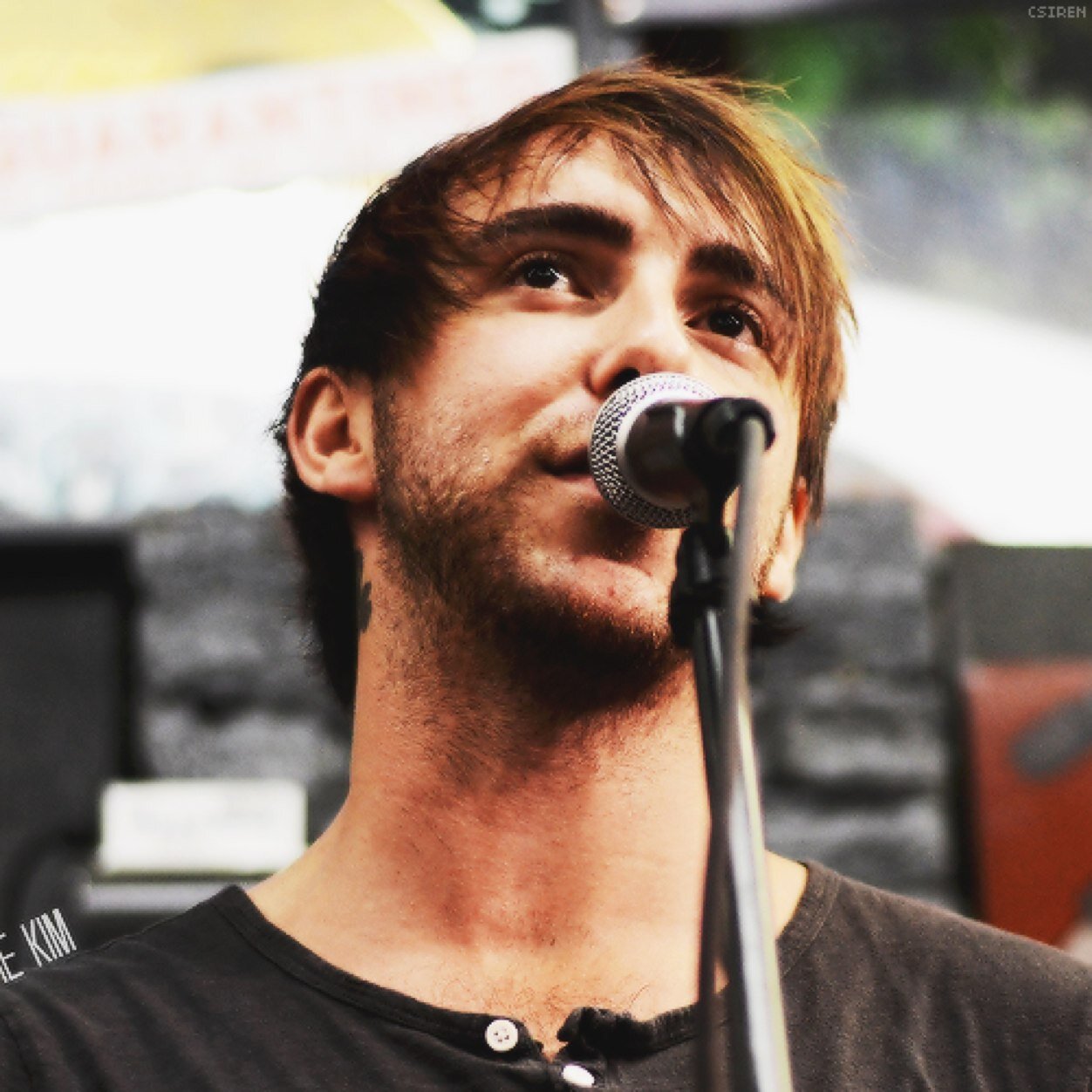 hi this is a free follow and i hope ur having a lovely day!!! if u want to follow me back my account is @vegaskarth :))