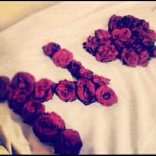 اناا كَ امراءةِ مُسنه جرتّ خُذلانَ الجميعَ وحملتهُ ع كاهلهاا ♥♥*'.