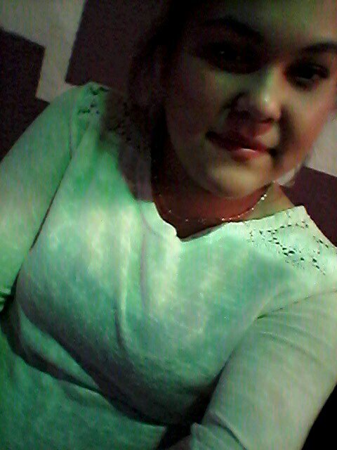En español: Amm hola tengo 17 soy super buena onda jijiji ♡ n.n  In English: Amm hello I'm super good jijiji 17 ♡ wave n.n