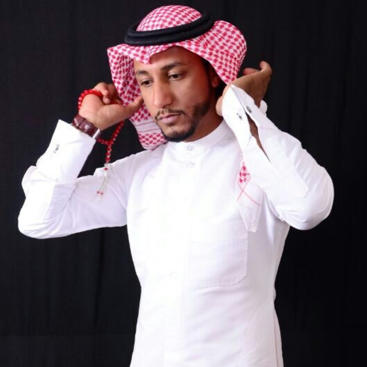 ما هو حزن بعض الجـروح إبتسامـات,! ما هو وجـع كـل المواجع قليـلـه,! لا صرت حي وداخلك زحمة أمـوات,! من تشتكي منه ومن تشتـكي لـه ..! ْ...♥ ! .. 