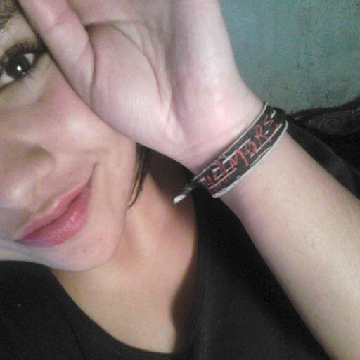 tier_lore's profile picture. escritora, diseñadora, dibujante, rockera viviendo el presente, tocando pequeños segundos para
soñar en minutos futuros de paz y amor...