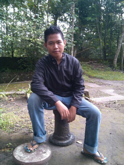 Theofilusyoga95's profile picture. Disini, kumenanti sebuah tatapan yang hanya menatap sebuah alunan melodi dari bisikan nurani sepi yang kumiliki