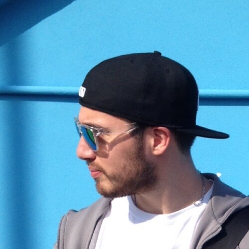 ilgioker's profile picture. Comico & Fuoriclasse di Twitter,nel senso che scrivo dal corridoio. Faccio lo speaker Radiofonico, ma ho anche dei pregi. Fate i bravi !