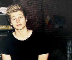 This is a free follow from @thebittertwin. Follow her or I'll unfollow you. x