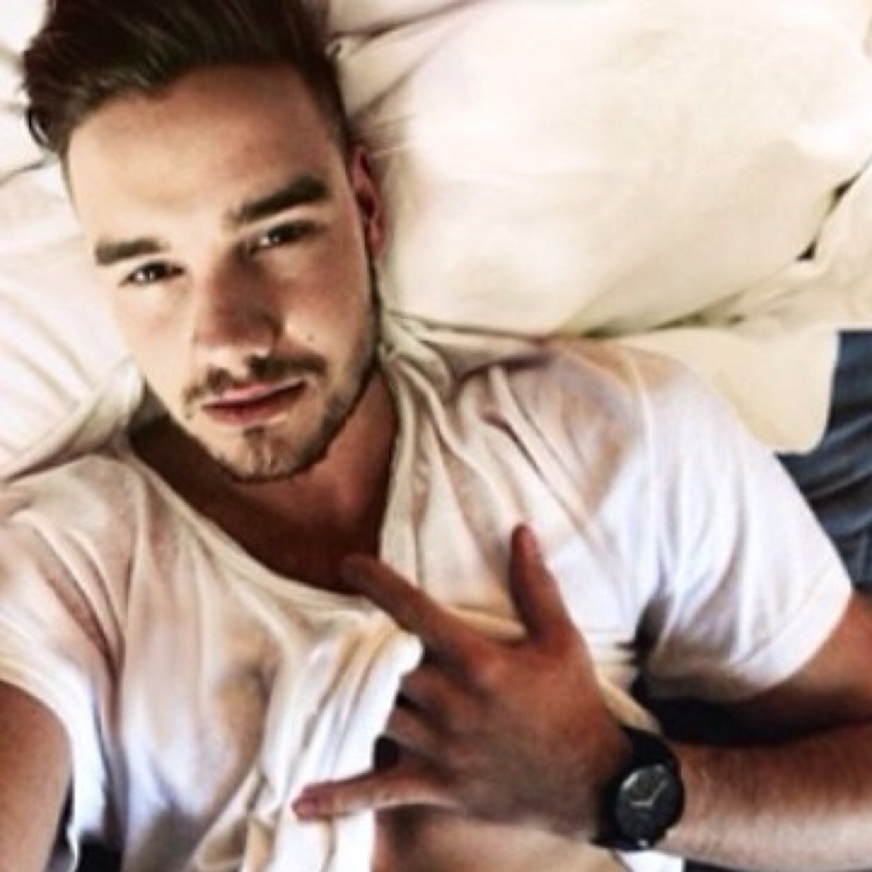 I gave you a free follow so please follow @_harrychxnel or i unfollow thanks ily